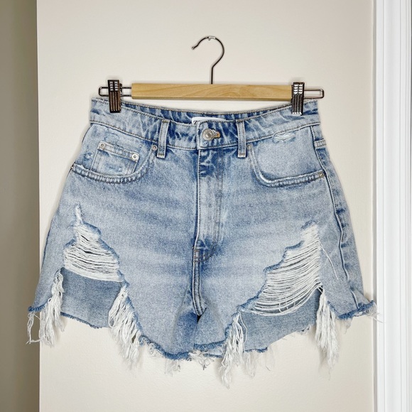 Zara Hi-Rise Frayed Light Wash Denim Shorts - Picture 4 of 10